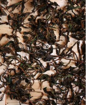 feuilles après oxydation par brassage et la fixation (cuisson) et avant le séchage au wok.